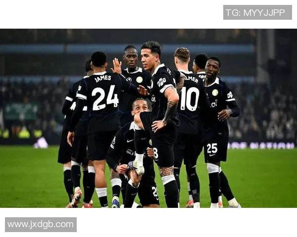 首回合曼联与巴黎激战正酣谁能在欧冠赛场上笑到最后