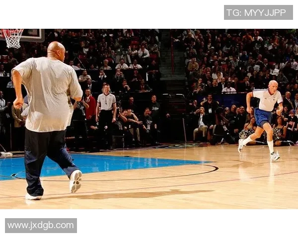 篮球明星的幽默时刻：笑声与扣篮交织的奇妙旅程