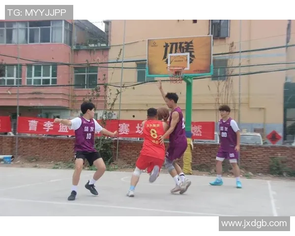 篮球明星在赛场上奋力奔跑展现激情与梦想的无限可能